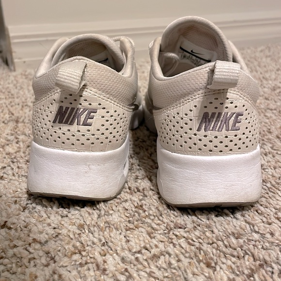 Air max Thea beige Nike sneakers
Good used condition
Size 6 - Picture 4 of 5